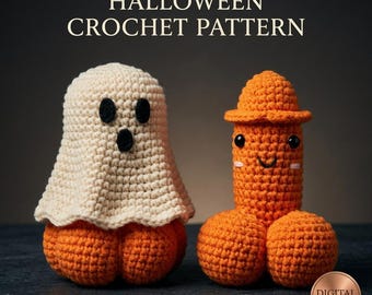 Peut inclure: Deux figurines au crochet avec le texte HALLOWEEN CROCHET PATTERN en haut. L'une est un fantôme crème sur une base de citrouille orange. L'autre est une figurine orange de forme phallique portant un petit chapeau. Un badge circulaire indique DIGITAL PDF.