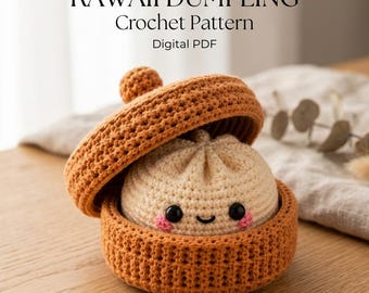 Peut inclure: Un modèle de crochet PDF numérique intitulé KAWAI DUMPLING Crochet Pattern. L'image montre une boulette crochetée de couleur crème avec des yeux noirs et des joues roses, nichée dans un panier vapeur crocheté orange, rond et texturé, avec un couvercle.