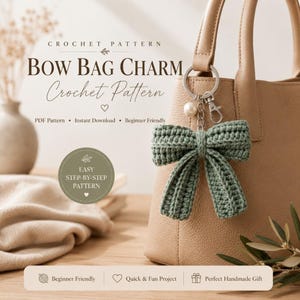 Può includere: Un ciondolo per borsa a forma di fiocco all'uncinetto verde salvia attaccato a una borsa beige con un portachiavi argentato e una perla bianca. Il testo recita: CROCHET PATTERN, BOW BAG CHARM, Crochet Pattern, PDF Pattern, Instant Download, Beginner Friendly, EASY STEP-BY-STEP PATTERN.
