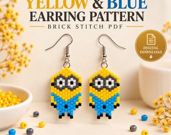 Peut inclure: Une paire de boucles d'oreilles en perles représentant un personnage en jaune, bleu, gris et noir. Le texte indique YELLOW & BLUE EARRING PATTERN BRICK STITCH PDF et DIGITAL DOWNLOAD. Les boucles sont faites de petites perles et crochets argentés.