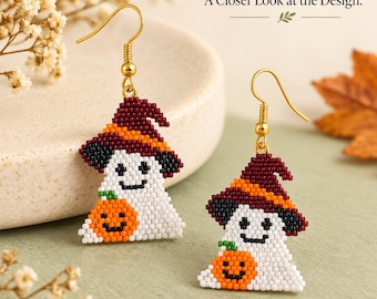 Peut inclure: Une paire de boucles d'oreilles en perles représentant un fantôme blanc portant un chapeau de sorcière bordeaux avec une bande orange, tenant une petite citrouille orange. Crochets en métal doré et texte A Closer Look at the Design.