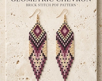 Peut inclure: Une paire de longues boucles d'oreilles pendantes composées de petites perles dans des tons violet, crème et noir, avec un motif chevron géométrique. Le texte GEOMETRIC CHEVRON BRICK STITCH PDF PATTERN DIGITAL DOWNLOAD STEP-BY-STEP GUIDE est visible.