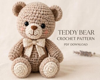 Peut inclure: Un ours en peluche crocheté marron clair avec un nœud crème, des yeux sombres et un nez marron. L'ours a des taches crème sur les pieds et un blush rose sur les joues. Le texte à droite indique TEDDY BEAR CROCHET PATTERN PDF DOWNLOAD.