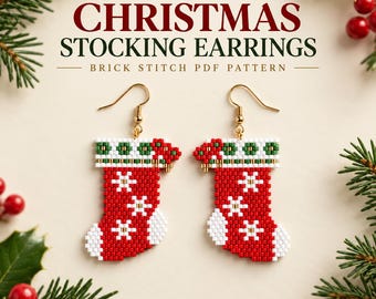 Peut inclure: Une paire de boucles d'oreilles en perles en forme de chaussette de Noël, aux couleurs rouge, blanc et vert avec des crochets dorés. Le texte CHRISTMAS STOCKING EARRINGS BRICK STITCH PDF PATTERN apparaît en rouge et vert.