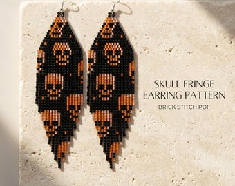 Peut inclure: Une paire de boucles d'oreilles longues en forme de losange, composées de perles de rocaille noires et orange formant un motif de crânes. Le texte indique SKULL FRINGE EARRING PATTERN BRICK STITCH PDF. Elles ont des crochets en métal argenté.