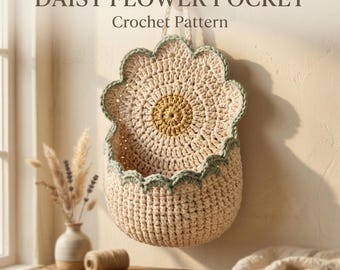 Peut inclure: Un modèle de crochet intitulé DAISY FLOWER POCKET Crochet Pattern Digital PDF. L'image présente une pochette murale en forme de marguerite avec des pétales crème, un centre jaune et une bordure festonnée vert sauge.