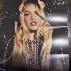 以下が含まれることがあります： Freya Skyeのポートレートと上部に「freya skye」「STARS ALIGN TOUR」の文字が記された長方形のコンサートポスター。右側には金色のサインがある。下部にはシアトル、シカゴ、ロンドンなど、ツアー開催都市が記載されている。