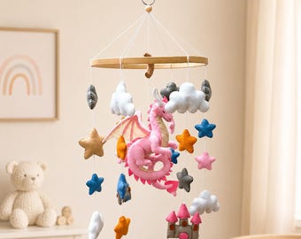 Giostrina per culla con drago rosa in feltro, decorazione per culla a forma di castello fantasy, regalo per cameretta dai colori pastello