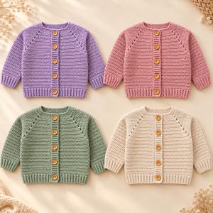 Könnte beinhalten: Vier langärmelige Strickjacken in Lavendel, Altrosa, Salbeigrün und Creme. Jede Strickjacke verfügt über einen Rundhalsausschnitt, gerippte Bündchen und Säume sowie eine vertikale Reihe aus fünf runden Holzknöpfen vorne.