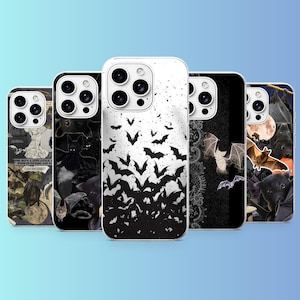 Può includere: Cinque cover per smartphone con motivi a pipistrello. Le cover presentano vari design, tra cui sagome nere di pipistrelli su bianco, illustrazioni dettagliate, texture in pizzo e grafiche in stile collage con sovrapposizioni di testo.