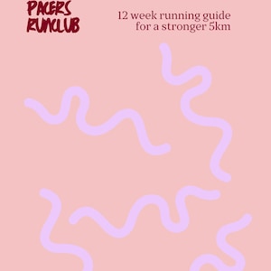Könnte beinhalten: Ein hellrosa Dokument mit dem Titel PACERS RUNCLUB und dem Text 12 week running guide for a stronger 5km. Das Design zeigt drei hellviolette Wellenlinien, die sich über die Seite schlängeln und ein einfaches, klares Layout bilden.