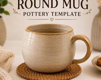 Può includere: Una tazza rotonda in ceramica con finitura beige maculata e manico curvo, appoggiata su un sottobicchiere circolare in rattan intrecciato. Il testo ROUND MUG POTTERY TEMPLATE è visualizzato sopra la tazza in lettere marrone scuro con un cuore.