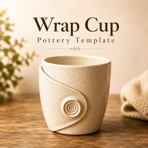 Puede incluir: Una taza de cerámica beige moteada con un diseño envolvente y un detalle de botón en espiral circular en la parte frontal. El texto "Wrap Cup Pottery Template" está impreso en letras de color marrón oscuro sobre la taza.