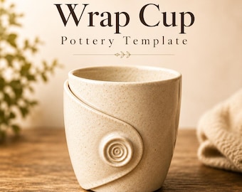 Può includere: Una tazza in ceramica beige maculata caratterizzata da un design avvolgente con un dettaglio a bottone a spirale circolare sul davanti. Il testo "Wrap Cup Pottery Template" è stampato in lettere marrone scuro sopra la tazza.