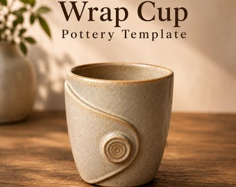 Può includere: Una tazza in ceramica beige maculata caratterizzata da un design avvolgente con un dettaglio a spirale circolare sul davanti. Il testo "Wrap Cup Pottery Template" è stampato sopra la tazza in lettere marrone scuro su sfondo chiaro.
