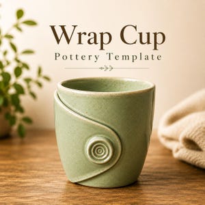 Könnte beinhalten: Ein hellgrüner Keramikbecher mit einem Wickeldesign und einem zentralen Spiralknopf-Detail. Der Text "Wrap Cup Pottery Template" ist in Dunkelbraun über dem Becher gedruckt, der eine gesprenkelte Oberfläche und eine glatte, geschwungene Form hat.