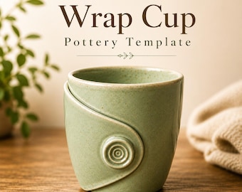 Può includere: Una tazza in ceramica verde chiaro con un design avvolgente e un dettaglio a bottone a spirale al centro. Il testo "Wrap Cup Pottery Template" è stampato in marrone scuro sopra la tazza, che presenta una finitura maculata e un esterno liscio.