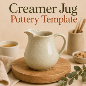Könnte beinhalten: Ein hellbeiges Sahnekännchen aus Keramik mit gesprenkelter Oberfläche, einem geschwungenen Henkel und einem Ausguss. Der Text Creamer Jug Pottery Template steht in dunkelgrünen und orangefarbenen Buchstaben über dem Kännchen.