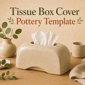 Op de afbeelding: Een beige gespikkelde keramische tissueboxhouder met een rechthoekige vorm en een centrale opening, gevuld met witte tissues. De tekst "Tissue Box Cover Pottery Template" staat in donkergroene en roestkleurige letters boven het object.