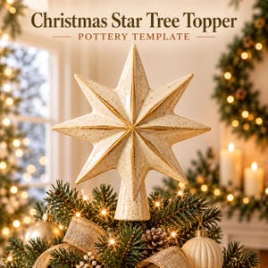 Puede incluir: Una estrella de cerámica color crema con motas y bordes pintados en oro. El texto "Christmas Star Tree Topper POTTERY TEMPLATE" es visible en la parte superior. La estrella tiene ocho puntas y una base cónica sobre una rama de pino.