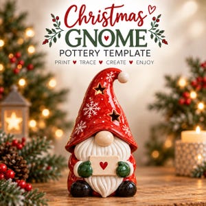 Puede incluir: Una figura de gnomo de cerámica con un sombrero rojo que presenta patrones de copos de nieve blancos y recortes en forma de estrella. El gnomo tiene barba blanca, manoplas verdes y botas negras, sosteniendo un pequeño sobre beige con un corazón rojo. Texto: Christmas GNOME POTTERY TEMPLATE PRINT TRACE CREATE ENJOY.