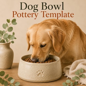 Puede incluir: Un cuenco de cerámica beige moteado con una huella de pata en relieve en la parte frontal. El texto Dog Bowl Pottery Template aparece sobre un golden retriever comiendo del cuenco. A la izquierda hay un jarrón moteado con hojas verdes.