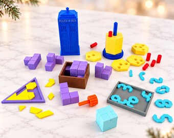 Può includere: Una collezione di giocattoli educativi in plastica colorata che include una cabina di polizia blu, una torre impilabile gialla con pioli rossi, blocchi geometrici viola, un vassoio quadrato marrone, una cornice triangolare con inserti gialli e un vassoio grigio con numeri.