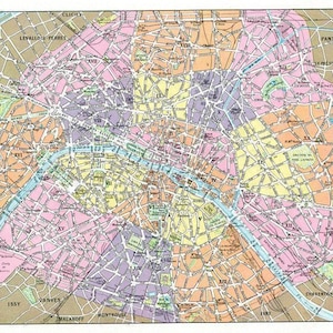 Könnte beinhalten: Eine Vintage-Karte von Paris, Frankreich, mit einer detaillierten Ansicht der Stadtteile. Die Karte zeigt eine farbenfrohe Palette aus Rosa, Gelb, Orange und Lila, mit der Seine, die durch die Mitte fließt. Die Karte ist mit Straßennamen und Bezirksnummern beschriftet.