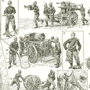 Può includere: Un'illustrazione dettagliata in bianco e nero che raffigura varie scene di vigili del fuoco e le loro attrezzature. L'immagine mostra vigili del fuoco in uniforme, che usano tubi flessibili, una pompa dell'acqua e altri strumenti. Illustrazione vintage.