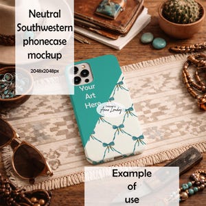Puede incluir: Una maqueta de funda de teléfono turquesa con un patrón blanco de lazos azules y el texto "Your Art Here". La funda del teléfono está sobre una mesa de madera con accesorios, incluyendo gafas de sol y joyas. El texto "Neutral Southwestern phonecase mockup" también es visible.