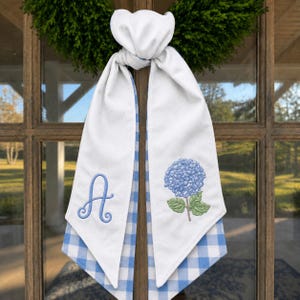 Sjerp met blauwe hortensia-ruitjespatroon en gepersonaliseerd monogram, geborduurde deurstrik, gepersonaliseerde zomerse decoratie voor de voordeur en veranda.