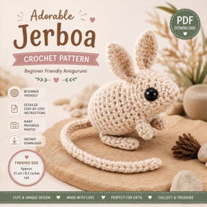 Puede incluir: Un amigurumi de jerbo tejido a ganchillo en color beige con grandes ojos negros y una cola larga. La imagen incluye el texto: Adorable Jerboa Crochet Pattern, Beginner Friendly Amigurumi, PDF Download, y Finished Size Approx. 21 cm / 8.2 inches tall.