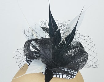 Fascinator copricapo in bianco e nero con piume di dichiarazione, spirali Sinamay e velo addio al nubilato copricapo occasione gotico burlesque pin up