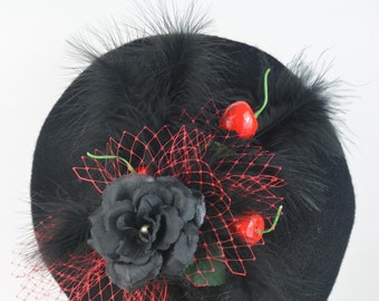 Cappello basco in piume nere, rosa, ciliegie rosse e velo, stile francese vintage Pin Up Burlesque, accessorio per capelli Rockabilly Moda invernale