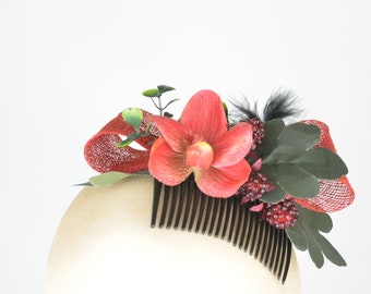 Fascinator Copricapo Pettine Rosso Orchidea Seta Fiore con Piume Nere Lamponi e Sinamay Bow Party Cocktail Cappello Hen Night