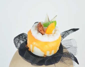 Fascinator Copricapo con torta alla crema di pesca e velo nero Festa di compleanno Cappello Cocktail Clip per capelli Accessorio Copricapo Carino ragazze kawaii