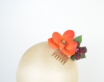 Fascinator Mini Copricapo Pettine Capelli Arancio Orchidea Fiore di Seta con Lamponi e Foglie, Festa Primavera Estate, Cocktail Hat Hen Night