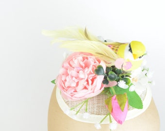 Fascinator copricapo da cocktail con uccello piumato in giallo, fiori di rosa di seta e fogliame a cascata Fata dei boschi Kawaii