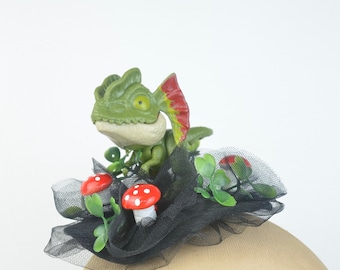 Fascinator per copricapo di dinosauro rosso e verde, accessori per capelli, velo di tulle nero e funghi, simpatico cappello da cocktail fata dei boschi Kawaii