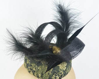 Cappello portapillole in nero e stampa serpente con piume importanti, ghirigori di Sinamay e bottoni vintage Copricapo per addio al nubilato Burlesque gotico Pin Up