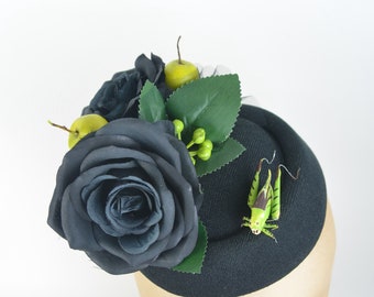 Cappello copricapo con rose nere, mele e cavalletta, moda Burlesque Pin Up Rockabilly Occasione Show Girl Strega gotica