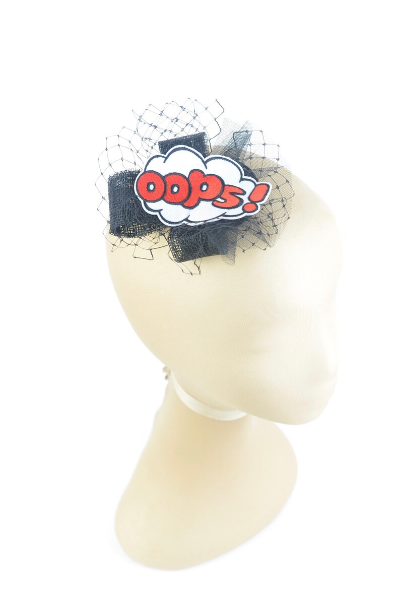 Kopfschmuck Haarspange Comics Oops mit Schwarzen Schleier Mini Fascinator Geek Nerd Girl, Kawaii, Hen Party, Cute Girls Fashion Bild 1