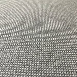 Peut inclure: Gros plan sur un tissu gris avec un aspect texturé et tissé. Le tissu présente un motif subtil de petits points espacés uniformément, créant une surface tactile. La couleur est un gris neutre, adapté à diverses applications.