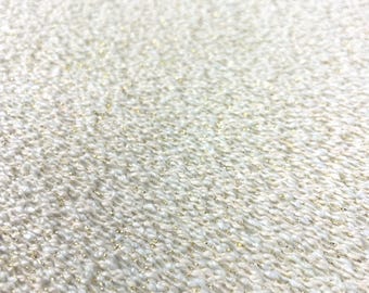 3,375 jardas de tecido para estofamento Ralph Lauren Pratt em creme e dourado metálico com textura.