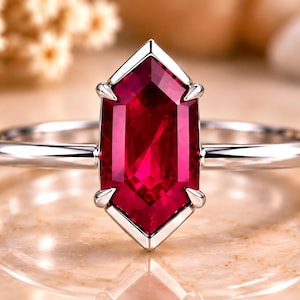 Anillo de rubí sintético hexagonal alargado, solitario de plata, estilo minimalista para compromiso.