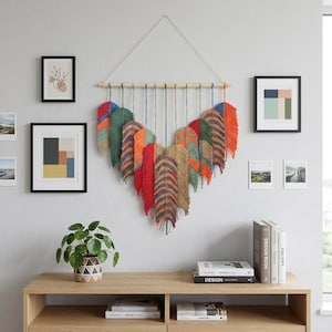Tapiz de macramé con plumas, verde salvia y crema o multicolor, gran pieza de arte textil bohemio sobre varilla de madera.