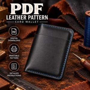 Könnte beinhalten: Ein schwarzes Leder-Kartenetui mit blauen Nähten an den Rändern. Das Bild enthält den Text PDF LEATHER PATTERN CARD WALLET, DIGITAL DOWNLOAD, PRINTABLE PATTERN und DETAILED INSTRUCTIONS sowie Symbole für eine Datei, einen Drucker und eine Liste.
