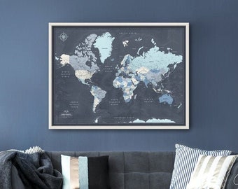 Familie reiskaart met pinnen, ingelijste punaise wereldkaart, gepersonaliseerde reiskaart, familie pin kaart, wereldkaart kunst aan de muur in blauw en grijs