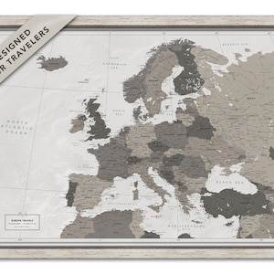 Carte de l'Europe à épingles, carte de l'Europe encadrée avec épingles, carte détaillée de l'Europe, carte de l'Europe à épingles, carte de l'Europe moderne avec punaises en couleurs neutres