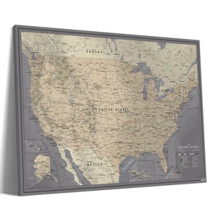 USA-Pinnwand in minimalistischem Grau – Reisekarte mit Stecknadeln auf Leinwand, gerahmt oder auf Keilrahmen, Nationalparks, personalisierbar, 100 Pins, Hochzeitsgeschenk
